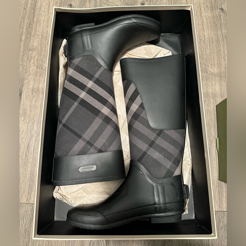 Burberry black house check rain boots